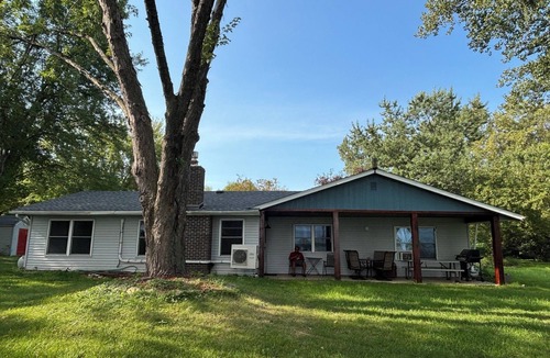 Richmond Cabin | Lake house with Cabin feel! flat beach and great fishing!