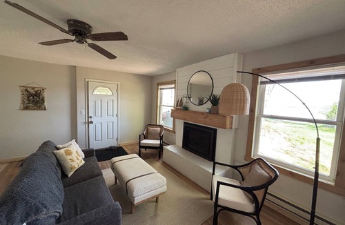 Richmond Cabin | Lake house with Cabin feel! flat beach and great fishing!