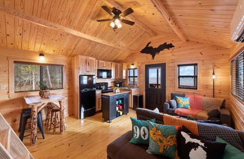 Escanaba Cabin | Lake Michigan Tiny Log Cabin - Weekly Rental - Fall Color Dates Available!