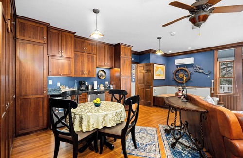 Congdon Park House | Lake Superior Suite | Jacuzzi & Sauna