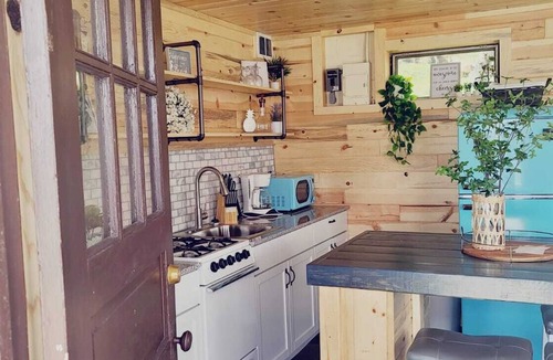 Alexandria Cabin | Lake Victoria, White cabin with beautiful views overlooking the lake