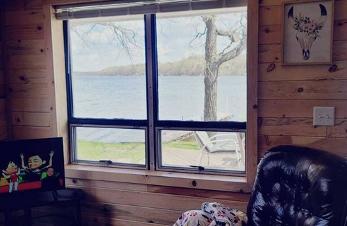 Alexandria Cabin | Lake Victoria, White cabin with beautiful views overlooking the lake