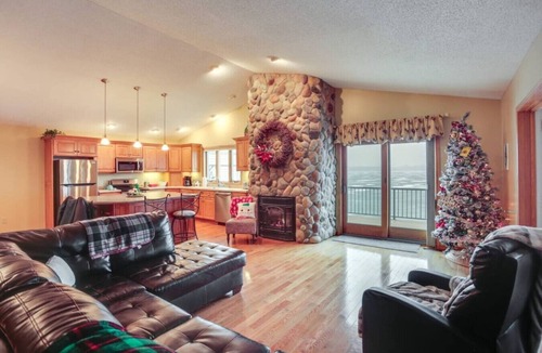 Howard Lake House | Lakefront 3BR | Hot Tub, Pool Table!