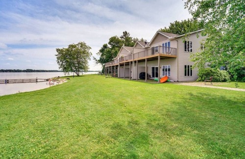 Howard Lake House | Lakefront 3BR | Hot Tub, Pool Table!