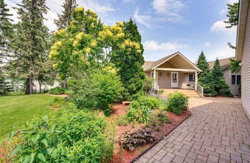 Howard Lake House | Lakefront 3BR | Hot Tub, Pool Table!