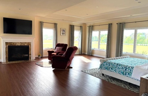 Purcellville Bed & Breakfast | Lakefront B&B Room w/Private Island Access + Breakfast Included