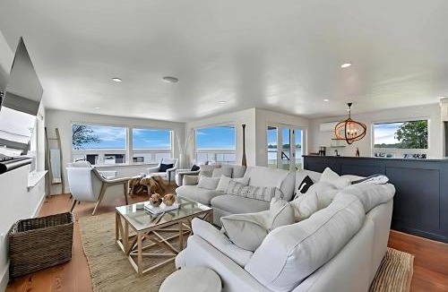 Green Bay House | Lakefront Cottage with Nice Sights in Green Bay, Wisconsin