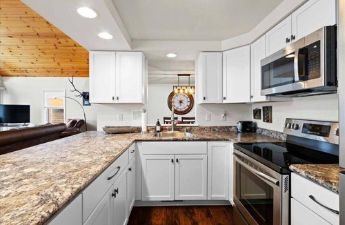 Oxford House | Lakefront getaway on beautiful Lake McGinnis, just a short drive from Wisconsin Dells!