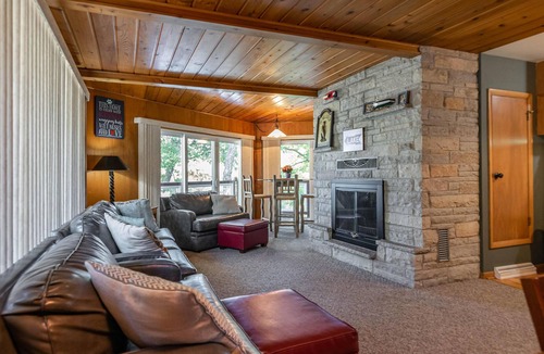 Friendship Cottage | Lakefront home on a harbor of Castle Rock Lake