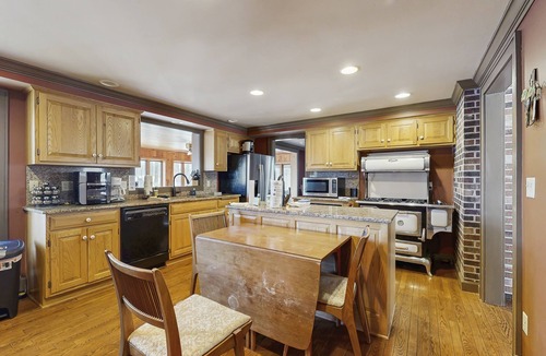 Harshaw House | Lakefront house on 73 acres with water views, jetted tub, pool table & bars