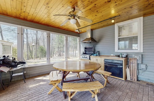 Harshaw House | Lakefront house on 73 acres with water views, jetted tub, pool table & bars