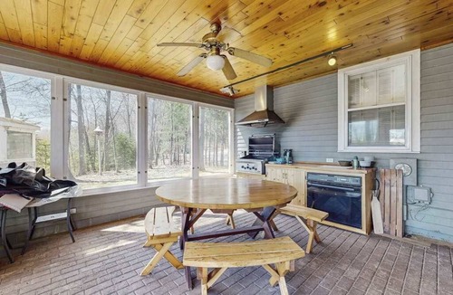 Harshaw House | Lakefront house on 73 acres with water views, jetted tub, pool table & bars