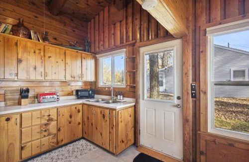 Little Suamico House | Lakefront Log Cabin - Kayaks & Outdoor Fireplace