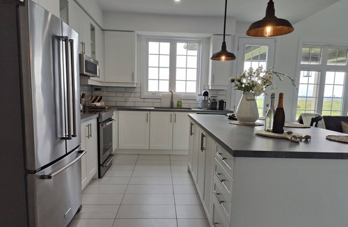 Carrying Place House | Lakehouse retreat on Wellers Bay at the gateway to Prince Edward County