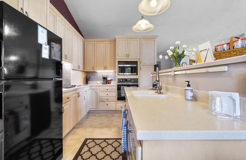 Delhi House | Lakeview Living - MAIN LIVING - Vacation home rental
