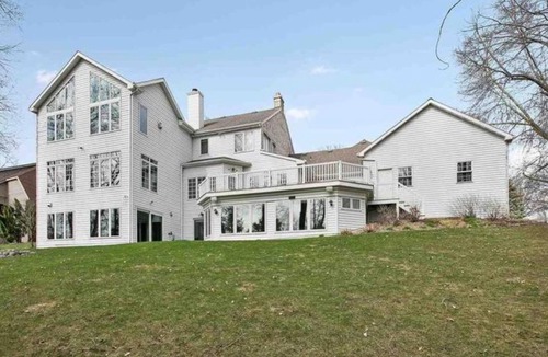 Ashwaubenon House | Lambeau Field retreat 1.6 Miles from Lambeau 2k sqft Lower level Luxury Walkout