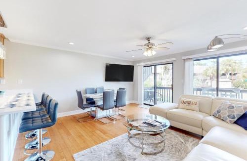 Diamondhead House | Lanai Village Condo w/Pool & Tennis! Dog Friendly