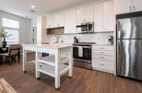 Old Town West Apartment | Landing | Beautiful 2BD, Courtyard, Gym
