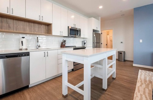 Old Town West Apartment | Landing | Beautiful 2BD, Courtyard, Gym