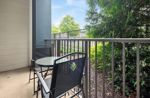 Manassas Park Apartment | Landing | Chic 1BD, Pool, Gym