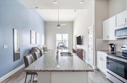 Harvey Apartment | Landing | Chic 3BD, Clubhouse, Gym
