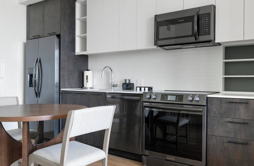 Washington Apartment | Landing | Incredible Studio, Rooftop Lounge, Gym