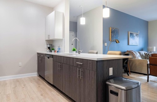 Windsor Apartment | Landing | Stunning 2BD, Clubhouse, Courtyard