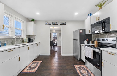 Centreville House | Large 3BR Home Near Dulles w/parking sleeps 8
