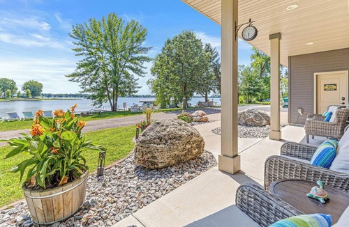 Lindstrom Cabin | LARGE Lakefront Gameroom Paddleboards