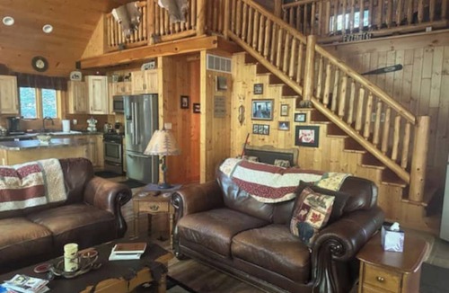 Crivitz Cabin | Large, modern cabin in enjoyable Crivitz, WI. Sleeps up to 14.