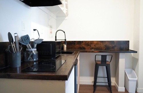Hanford Apartment | Large Private Studio w/Kitchen & Bath