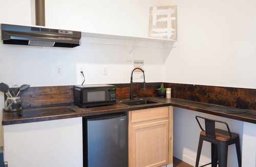 Hanford Apartment | Large Private Studio w/Kitchen & Bath