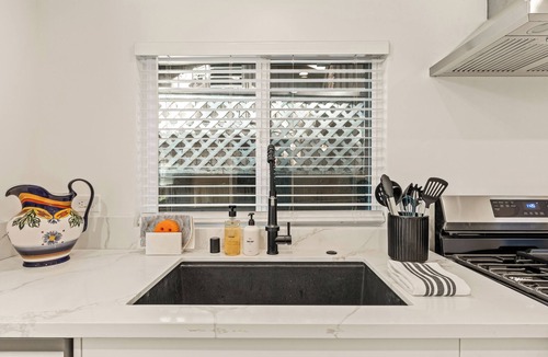 Hollywood Hills West House | Laurel Canyon Modern 2BR-2BA Cottage-Monthly Stay, Remote Work, Hollywood Hills