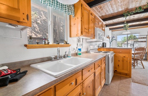 Woodlands Cabin | Lazy Bear Cabin - Fireplace, Smart TV, Fenced Yard, BBQ