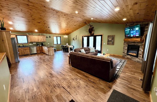 Wisconsin Dells House | Lazy Elk Lodge Luxury Cabin Game Room Fire Pit