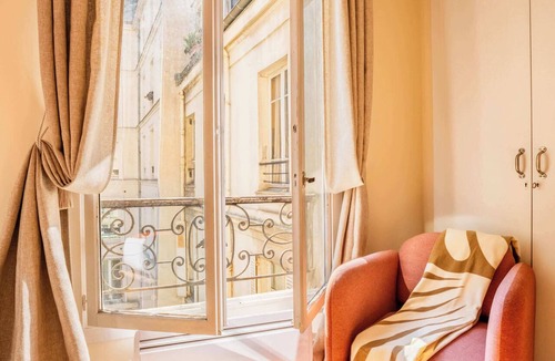 Quartier Sainte-Avoye Apartment | Le Marais - Les Halles Colorful & Modern 3BD