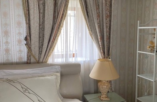 Chaumont-en-Vexin Bed & Breakfast | Le Relais Des Hirondelles – Hortensia Room with Garden Access