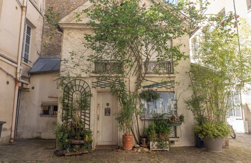 Saint-Louis Apartment | Le Royale6 · Calm & Stylish F4, Family‑Friendly, Steps from Castle & Stations