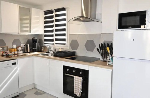 Villeneuve-sous-Dammartin Apartment | LE VOYAGE 10mn Aeroport Roissy CDG-Appartement duplex jusqu'à 6 voyageurs