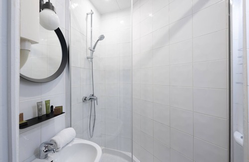 Saint-Vincent-de-Paul Hotel | Lennon by Avalon Hotel Paris Gare du Nord