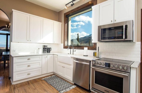 Jerome House | Little Daisy Historic Geode Sleeps 4 Sedona Views