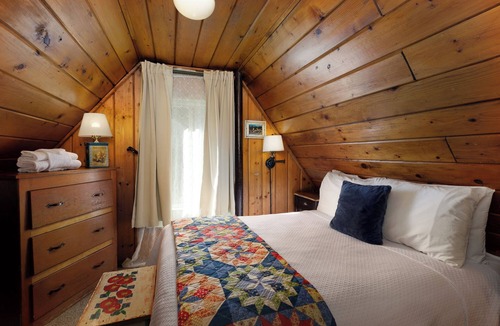 Twin Peaks Hotel | Little House on the Pond - Two-Bedroom | Two Beds | Full Bathroom | Sleeps Four