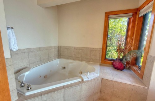 Lutsen Condo | Located directly on Lake Superior, this condo is ideal for family & friends