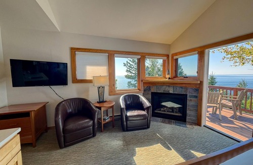 Lutsen Condo | Located directly on Lake Superior, this Guestroom is ideal for couples.