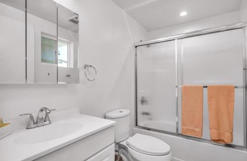 Wilshire Apartment | Loft style 1-Bedroom wirh Balcony and Parking