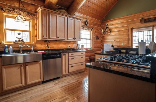 Nekoosa Cabin | Log Cabin Luxury - Only 3 miles from Sand Valley!