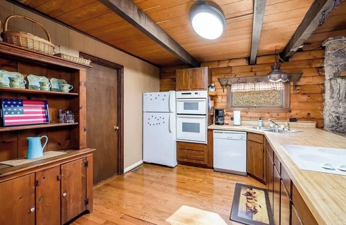 Great Cacapon Cabin | Log Cabin w Loft, Grill, Deck, Fire Pit, & WiFi