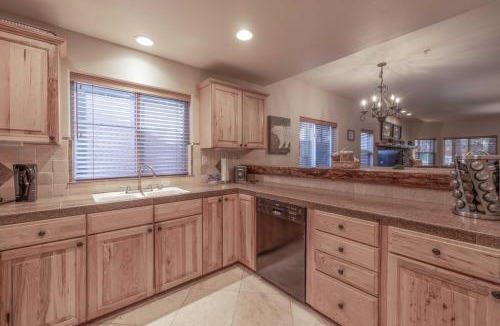 Summit Estates House | Log Haus Log cabin townhouse steps to the lake!