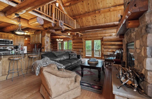 Fish Creek Apartment | Log Retreat w/Private Pickleball Court in Fish Creek!