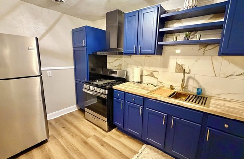 Mobile House | Lola's Manor- 3Bedroom Newly Renovated